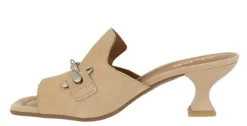 Mules Versalles en ante beige con adorno metálico