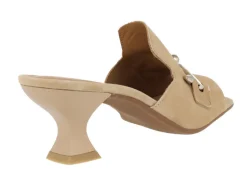 Mules Versalles en ante beige con adorno metálico