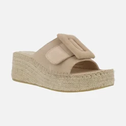 Pala de serraje beige con maxi hebilla y cuña de esparto