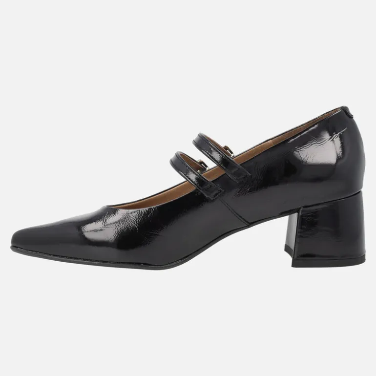 Salones de charol negro con dos tiras con hebillas y tacones de 5 cms
