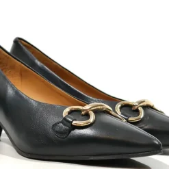 Salones negros de piel con adorno para mujer