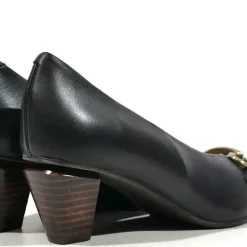 Salones negros de piel con adorno para mujer