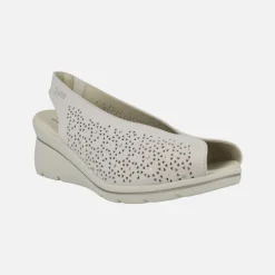 Sandalias abiertas de puntera y talón con picados y strass