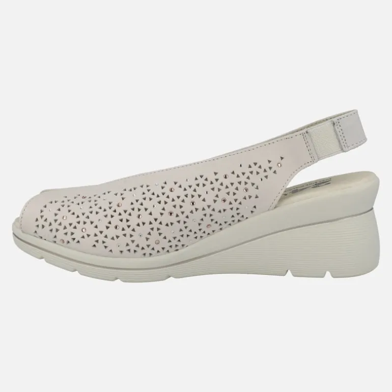 Sandalias abiertas de puntera y talón con picados y strass