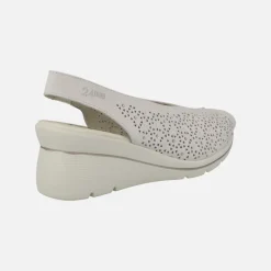 Sandalias abiertas de puntera y talón con picados y strass