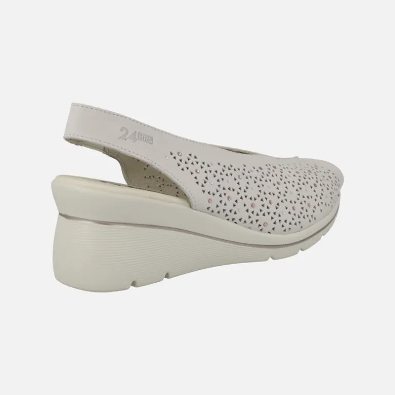 Sandalias abiertas de puntera y talón con picados y strass