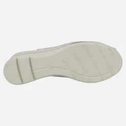 Sandalias abiertas de puntera y talón con picados y strass