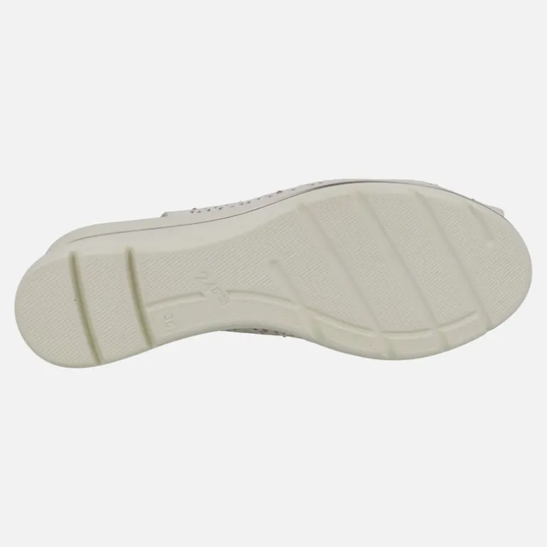 Sandalias abiertas de puntera y talón con picados y strass