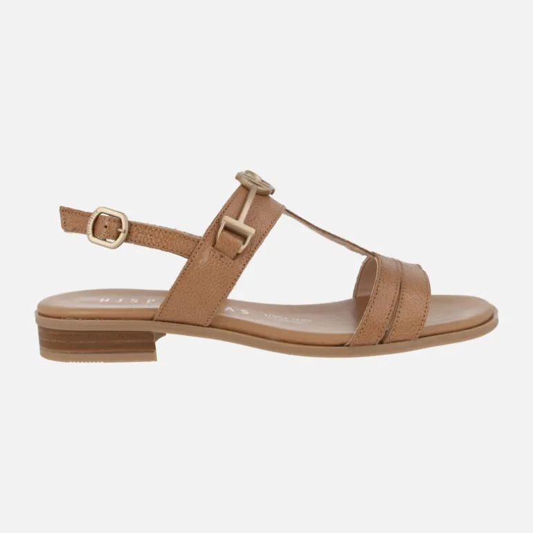 Sandalias bajas de piel con adorno metálico