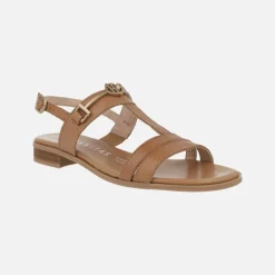 Sandalias bajas de piel con adorno metálico