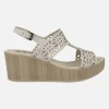 Sandalias beige con troquelados y detalles de strass