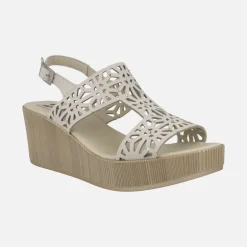 Sandalias beige con troquelados y detalles de strass