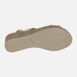 Sandalias beige con troquelados y detalles de strass