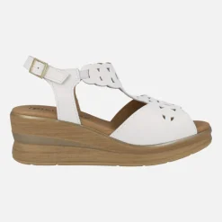 Sandalias blancas de piel con dibujos troquelados