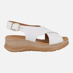 Sandalias blancas de piel grabada con tiras cruzadas y cierre de hebilla