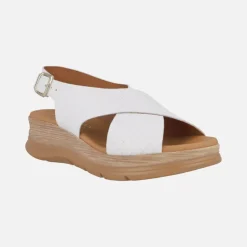 Sandalias blancas de piel grabada con tiras cruzadas y cierre de hebilla