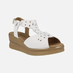 Sandalias blancas de piel con dibujos troquelados