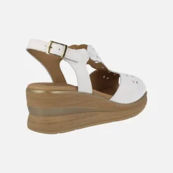 Sandalias blancas de piel con dibujos troquelados
