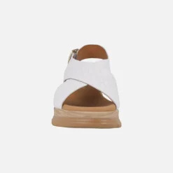 Sandalias blancas de piel grabada con tiras cruzadas y cierre de hebilla