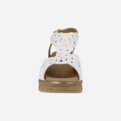 Sandalias blancas de piel con dibujos troquelados