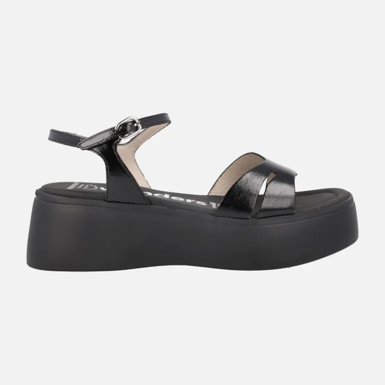 Sandalias Celina en charol negro con plataforma