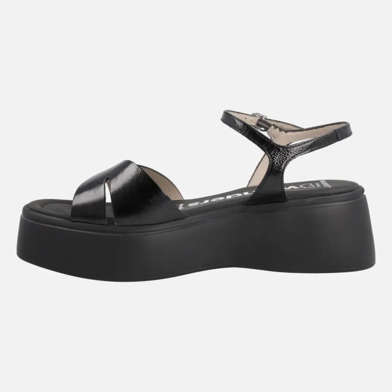 Sandalias Celina en charol negro con plataforma
