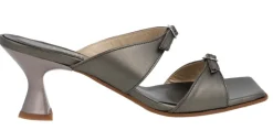 Sandalias Chanel estilo mule con dos tiras con hebillas