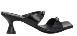 Sandalias Chanel estilo mule con dos tiras con hebillas