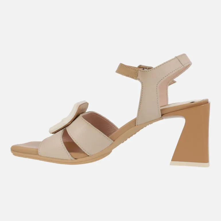Sandalias combinadas de piel con adorno de hebilla