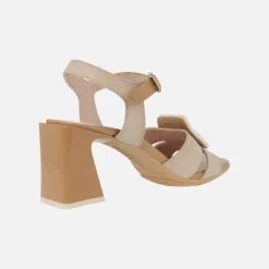 Sandalias combinadas de piel con adorno de hebilla