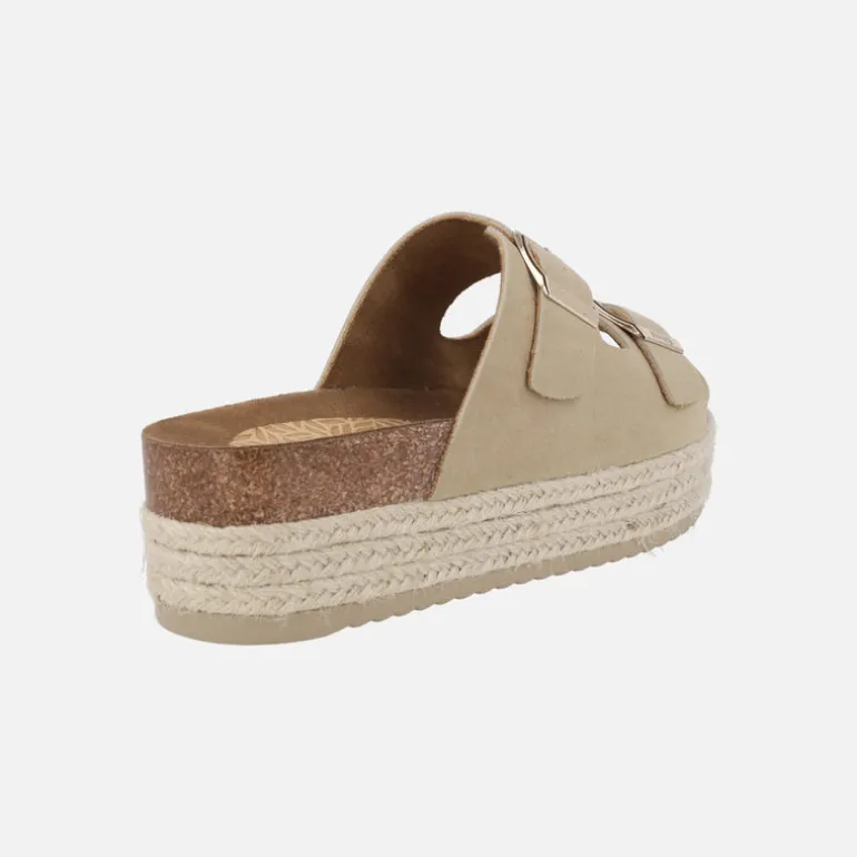 Sandalias con doble hebilla dorada y plataforma combinada con yute