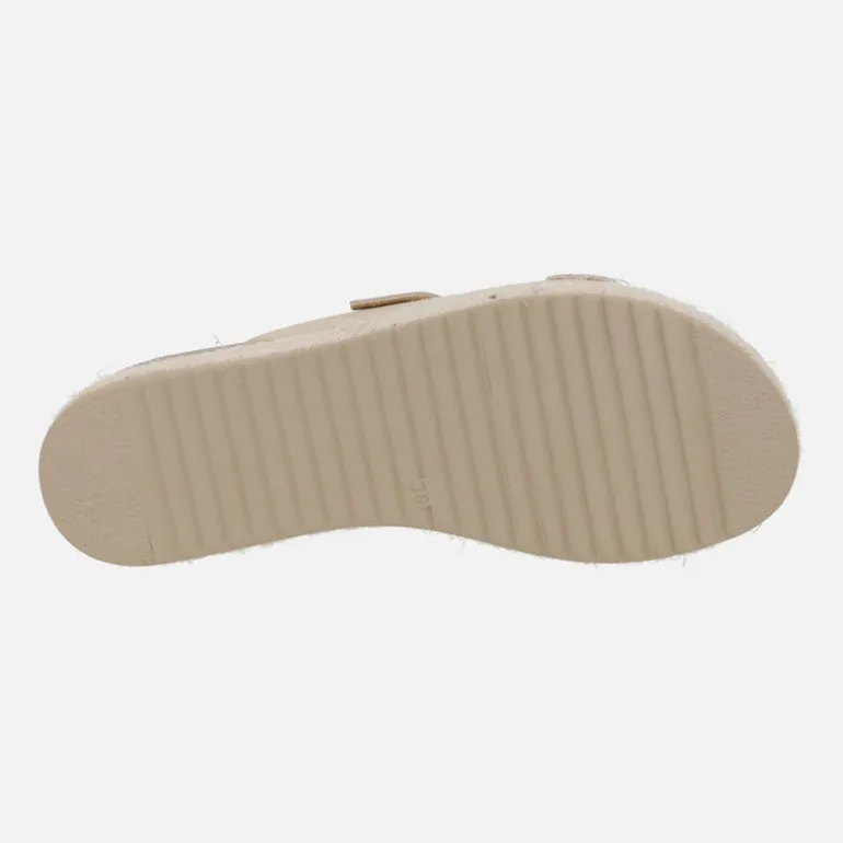 Sandalias con doble hebilla dorada y plataforma combinada con yute