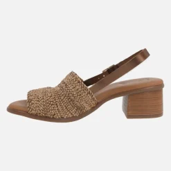 Sandalias con pala ancha en entramado efecto rafia y tira al talón