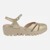 Sandalias con pulsera al tobillo en piel oro con piso FLY