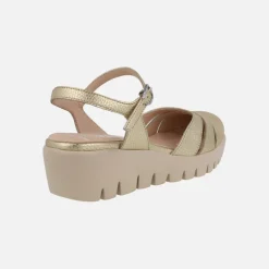 Sandalias con pulsera al tobillo en piel oro con piso FLY