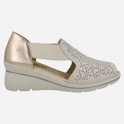 Sandalias confort con picados y detalles de strass