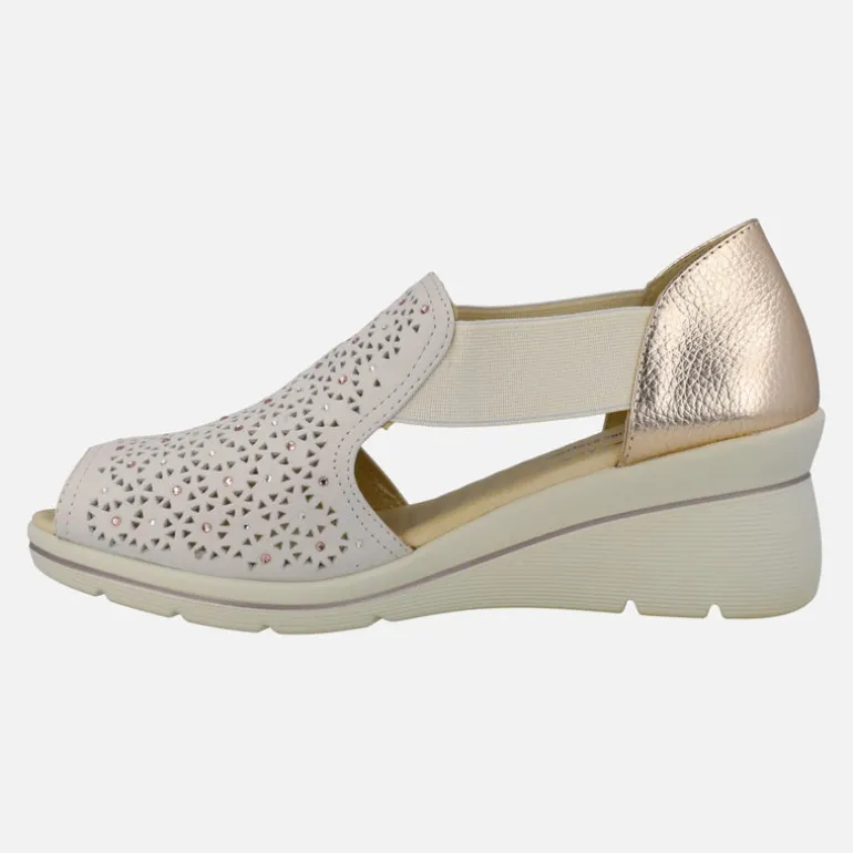 Sandalias confort con picados y detalles de strass