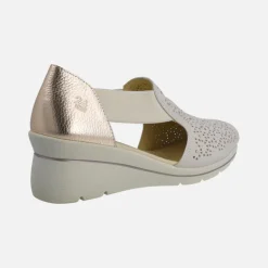 Sandalias confort con picados y detalles de strass