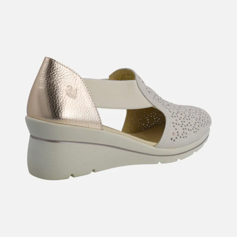 Sandalias confort con picados y detalles de strass