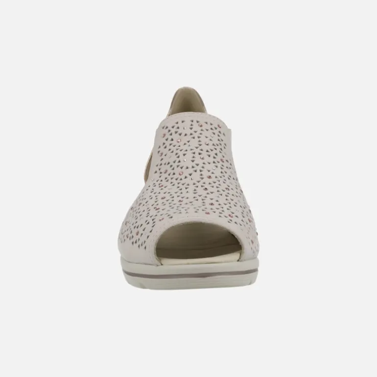 Sandalias confort con picados y detalles de strass