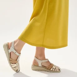 Sandalias confort en piel estilo cangrejeras con cierre de velcro