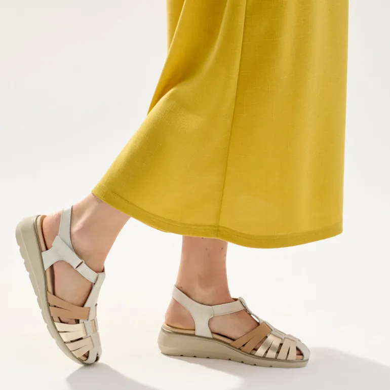 Sandalias confort en piel estilo cangrejeras con cierre de velcro
