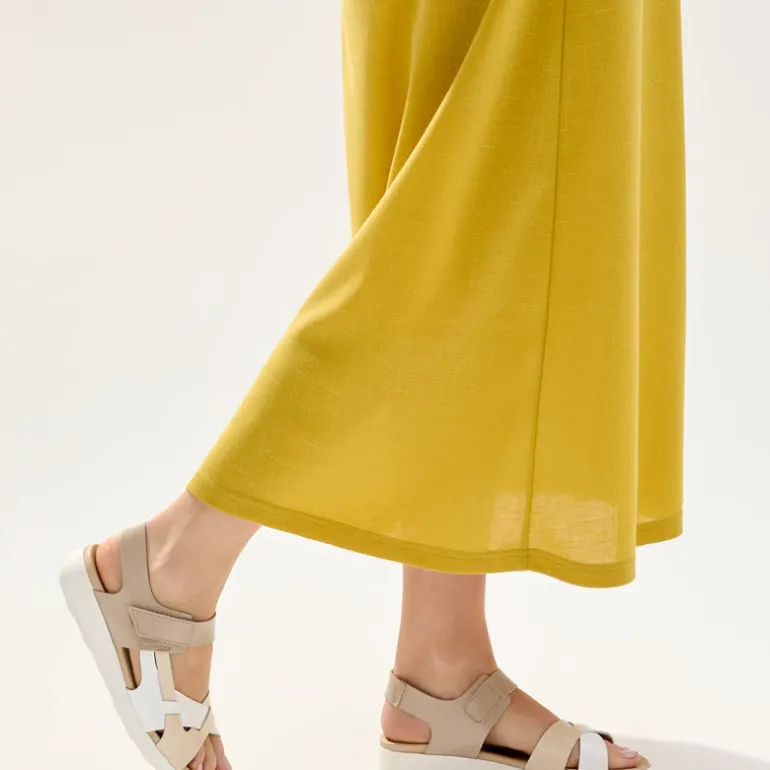 Sandalias confort en piel charol con cierre de velcro