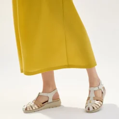 Sandalias confort en piel estilo cangrejeras con cierre de velcro