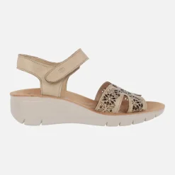 Sandalias confort troqueladas en piel beige con cierre de velcro