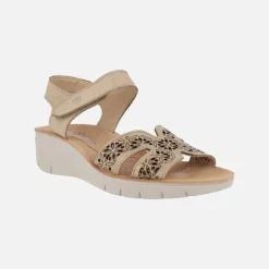Sandalias confort troqueladas en piel beige con cierre de velcro