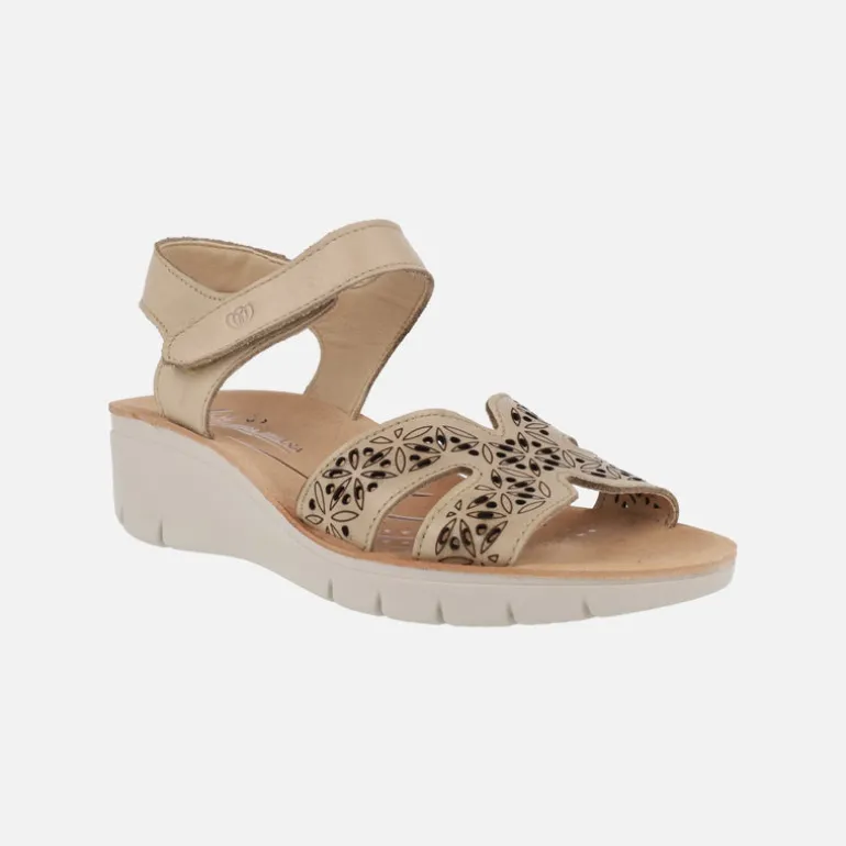 Sandalias confort troqueladas en piel beige con cierre de velcro