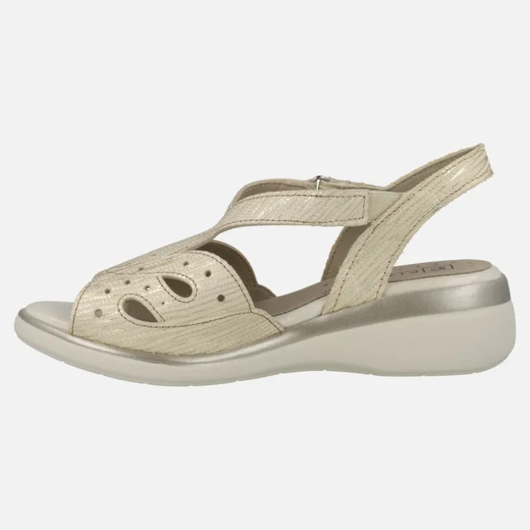 Sandalias confort troqueladas en combinado oro con cierre de velcro
