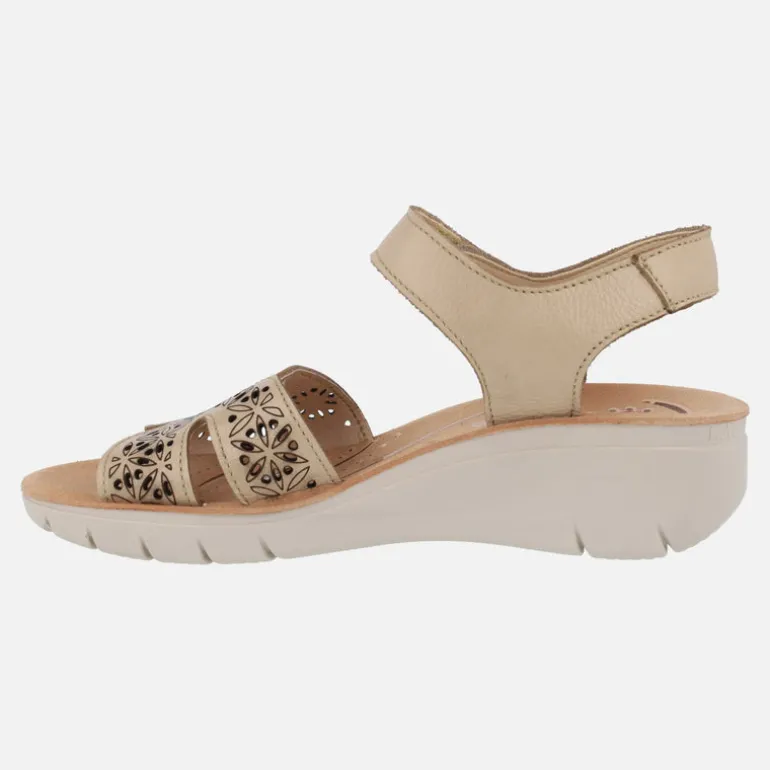 Sandalias confort troqueladas en piel beige con cierre de velcro