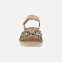 Sandalias confort troqueladas en piel beige con cierre de velcro